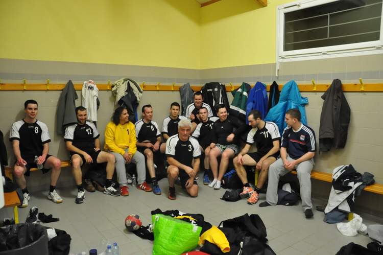 L'équipe senior dans le vestiaire du gymnase