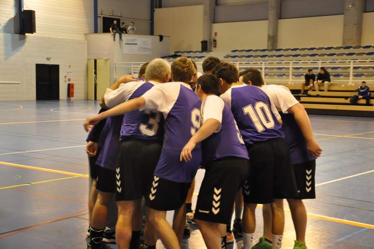 Les joueurs du C.S. Chalindrey en cercle avant le match