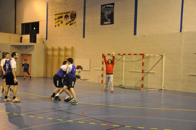 Duel devant la cage